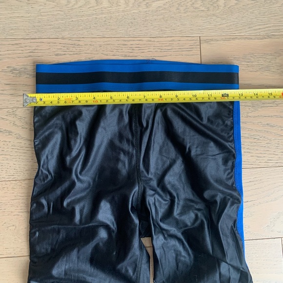 Workout set -  cropped top and leggings with mesh inserts - Picture 6 of 7